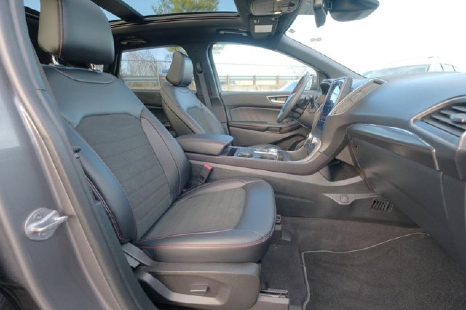 Used 2023 Ford Edge ST-Line w/ Class II Trailer Tow Package AWD/4WD image 16