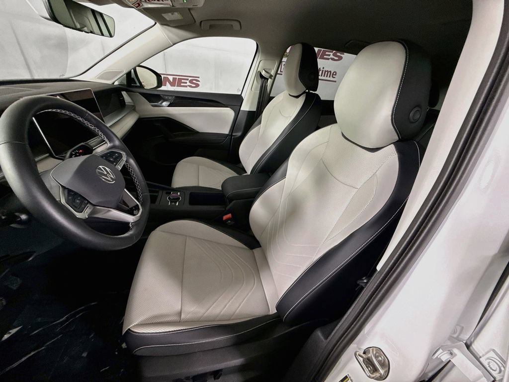 Used 2025 Volkswagen Tiguan SE AWD/4WD image 24