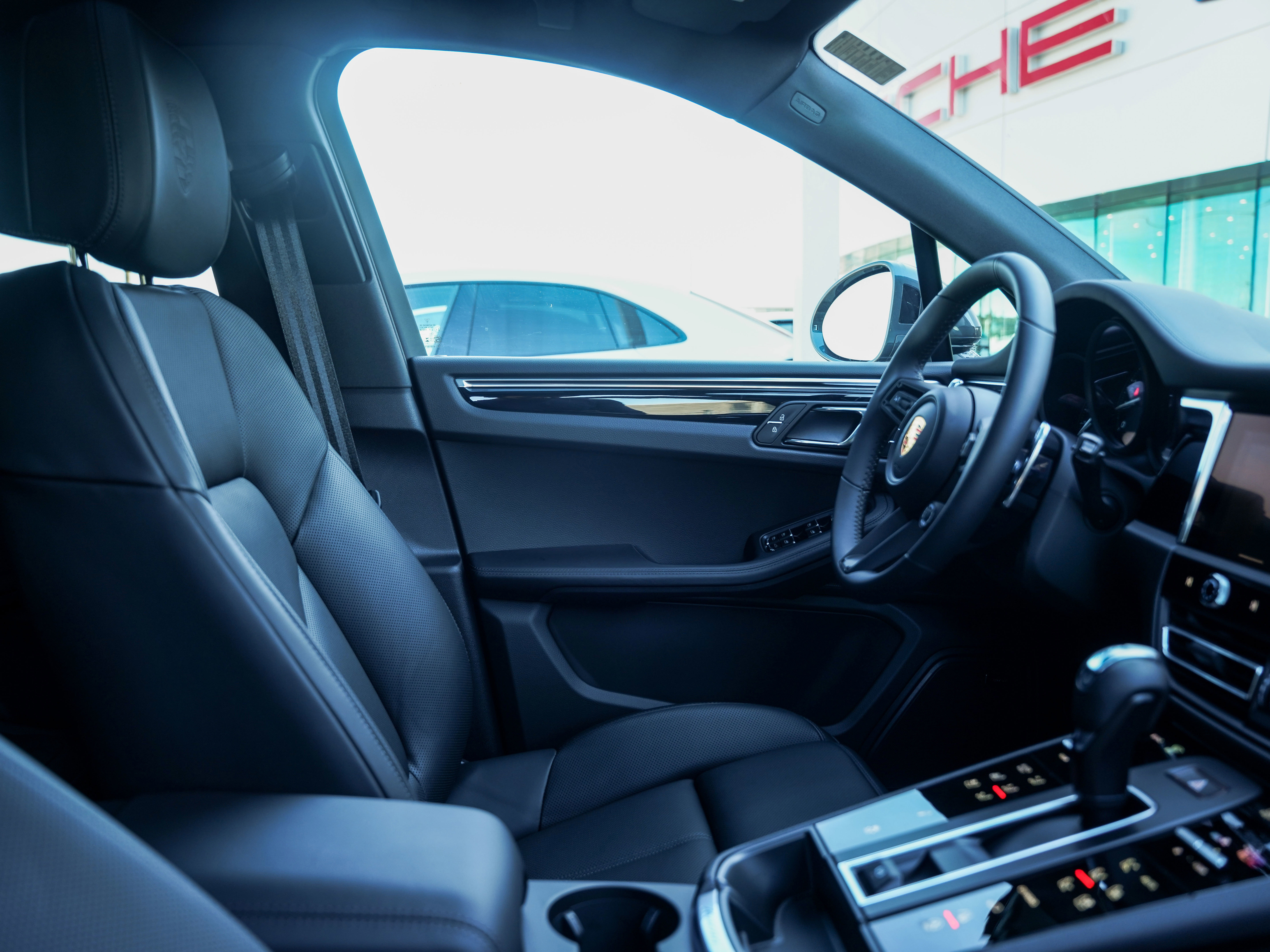 Certified 2026 Porsche Macan Turbo AWD/4WD image 32