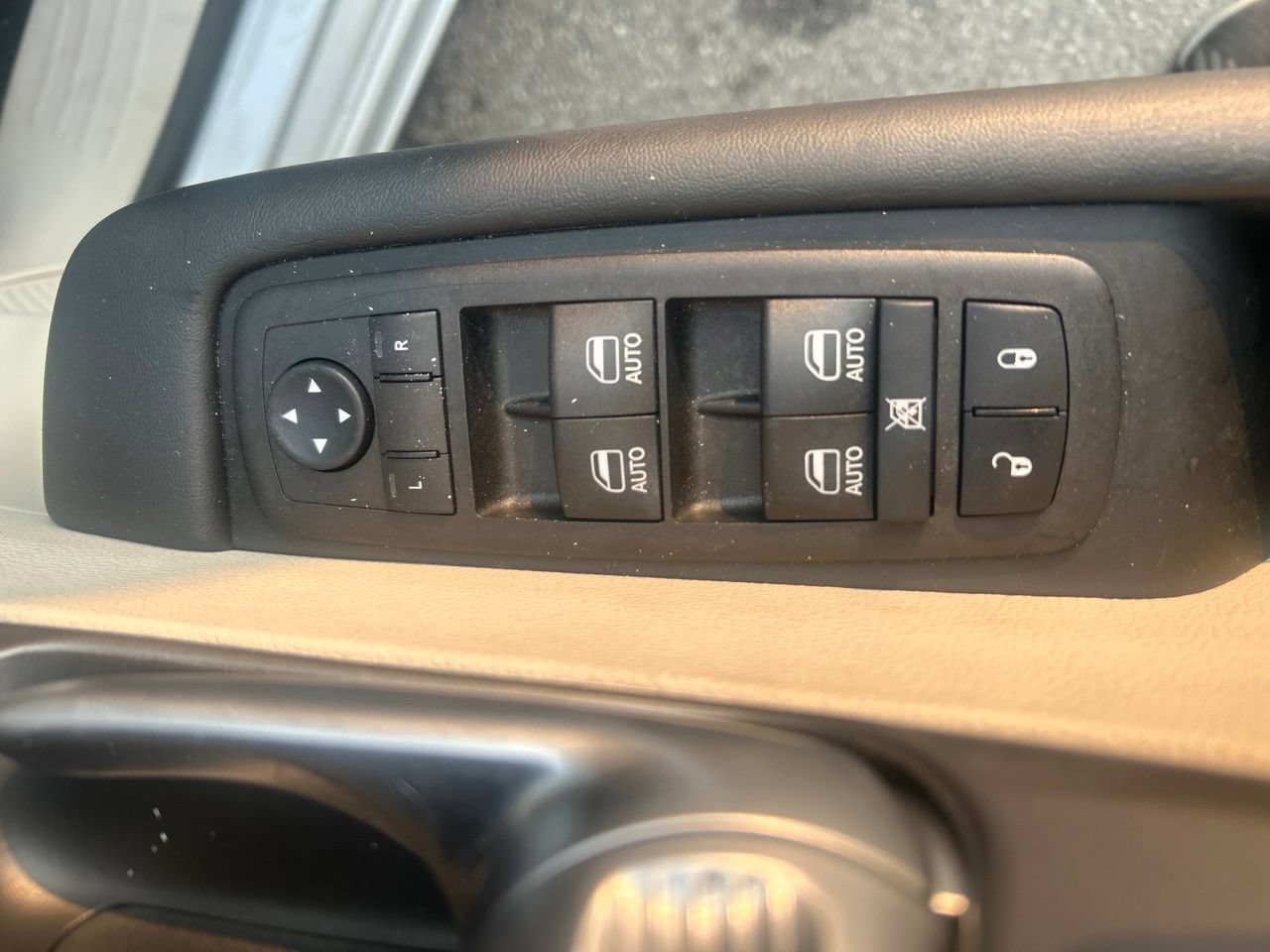 Used 2024 Chrysler Pacifica Touring-L w/ Uconnect Theater Family Group FWD image 16