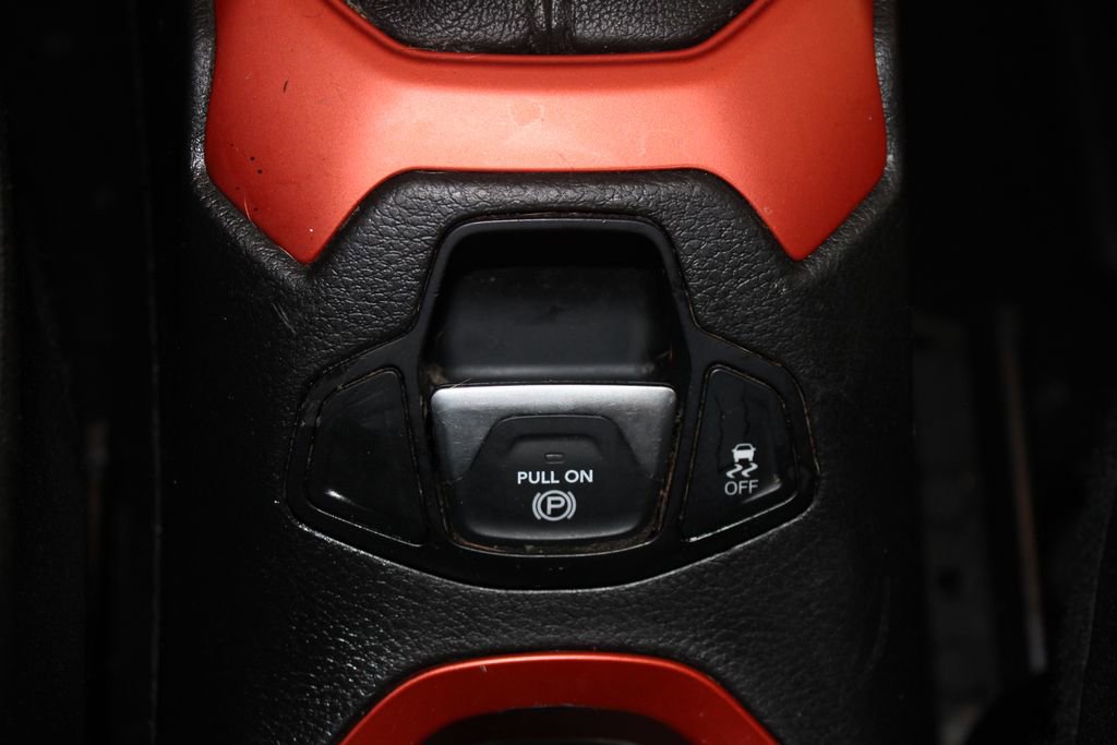 Used 2017 Jeep Renegade Latitude w/ Cold Weather Group image 36