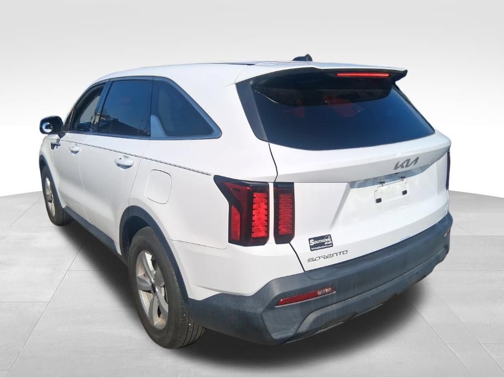 Certified 2023 Kia Sorento LX FWD image 2