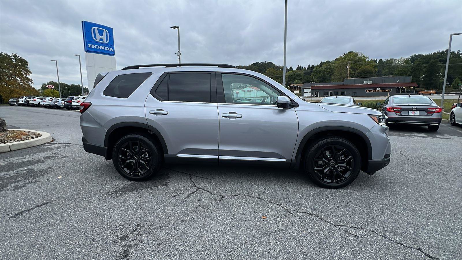 New 2025 Honda Pilot Touring image 3