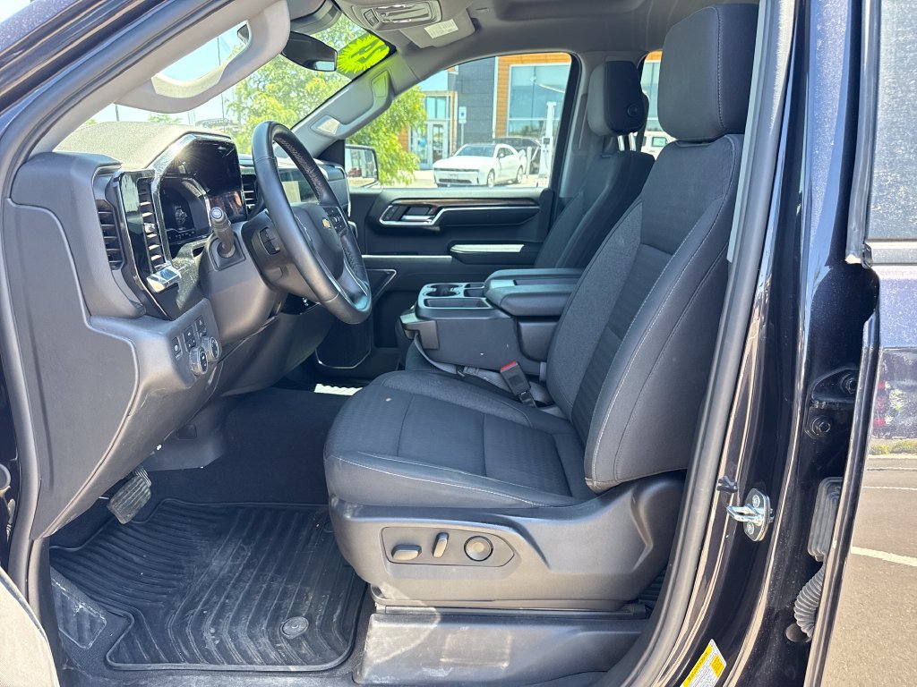 Used 2024 Chevrolet Silverado 1500 LT AWD/4WD image 25