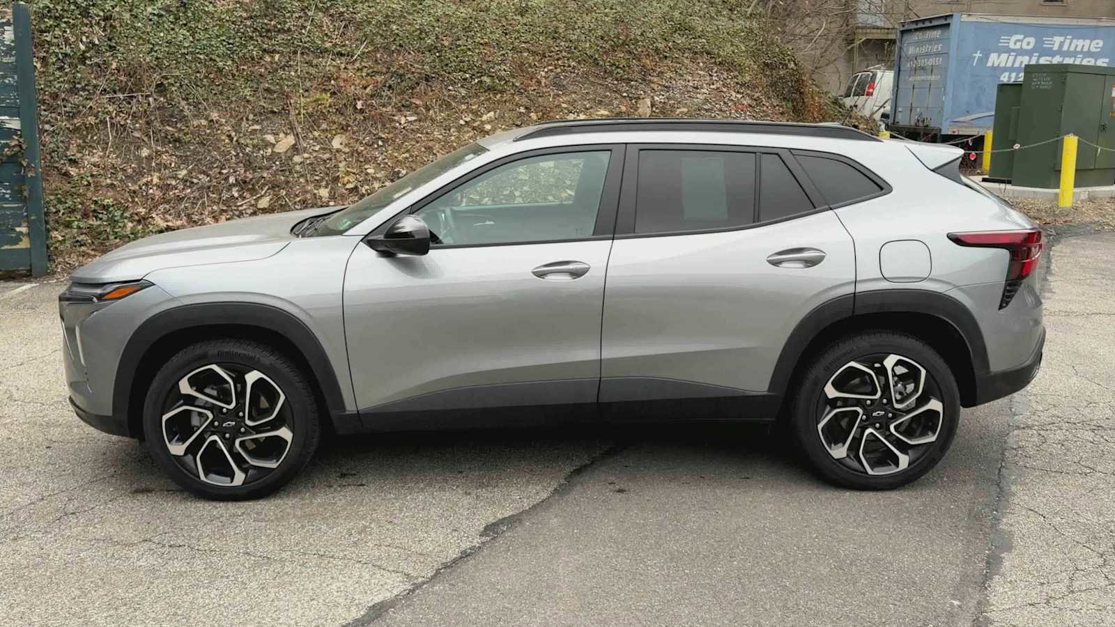 Certified 2025 Chevrolet Trax RS w/ Driver Confidence Package image 5