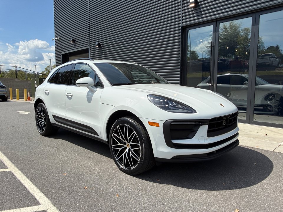 Certified 2026 Porsche Macan AWD/4WD image 9
