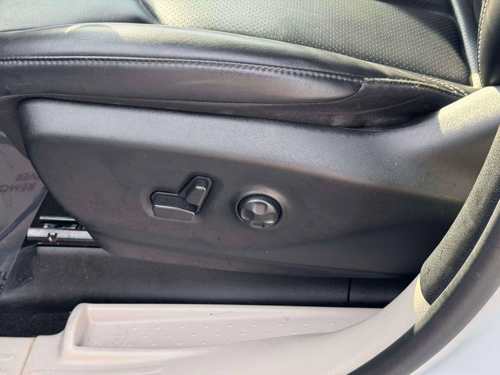 Used 2023 Chrysler Pacifica Touring-L image 14