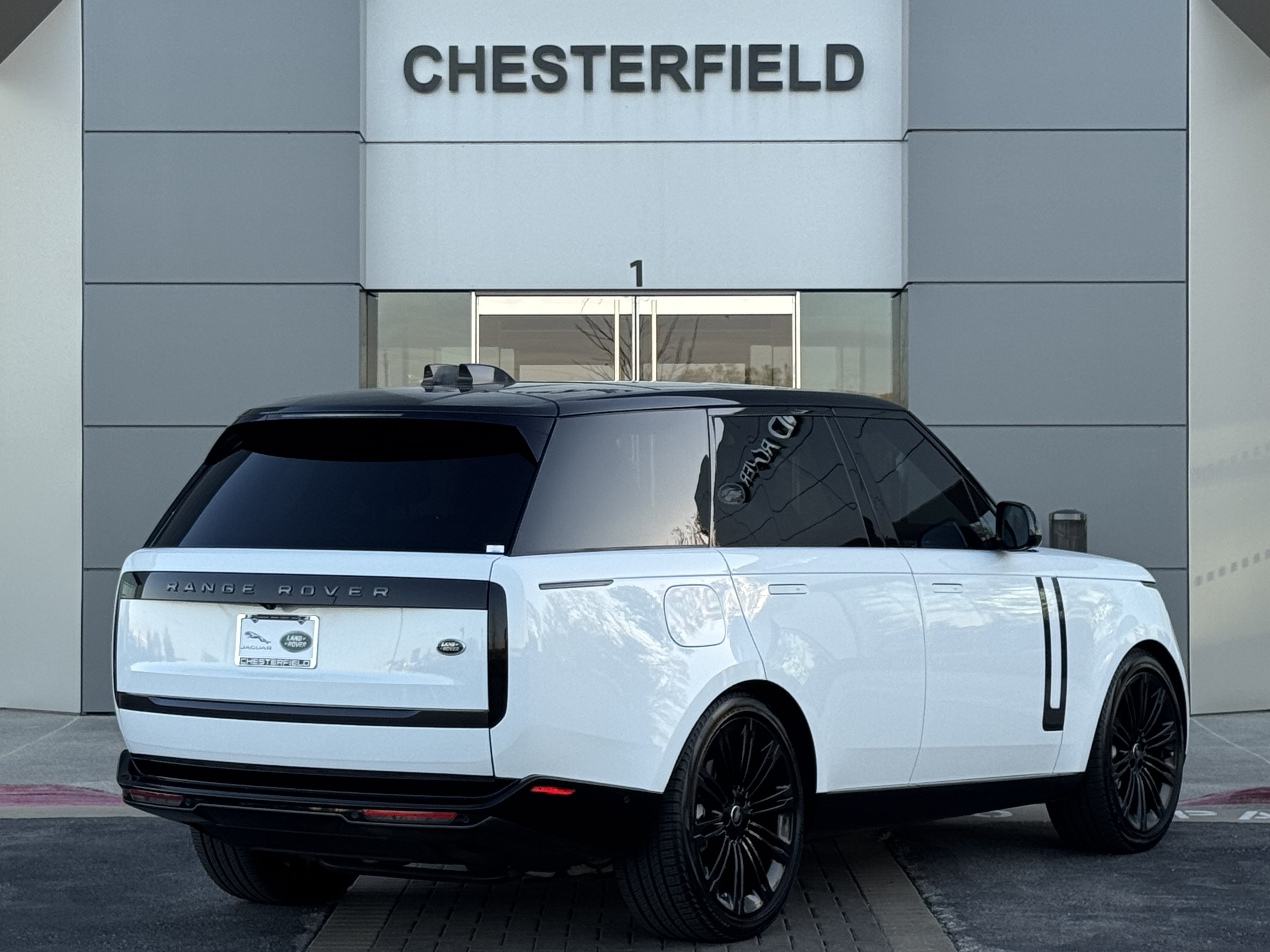 Used 2022 Land Rover Range Rover SE AWD/4WD image 2