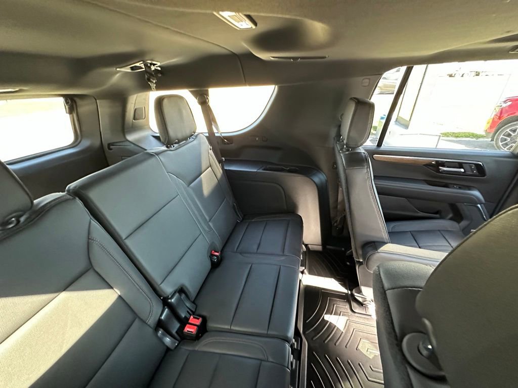 Used 2025 Chevrolet Suburban High Country AWD/4WD image 16