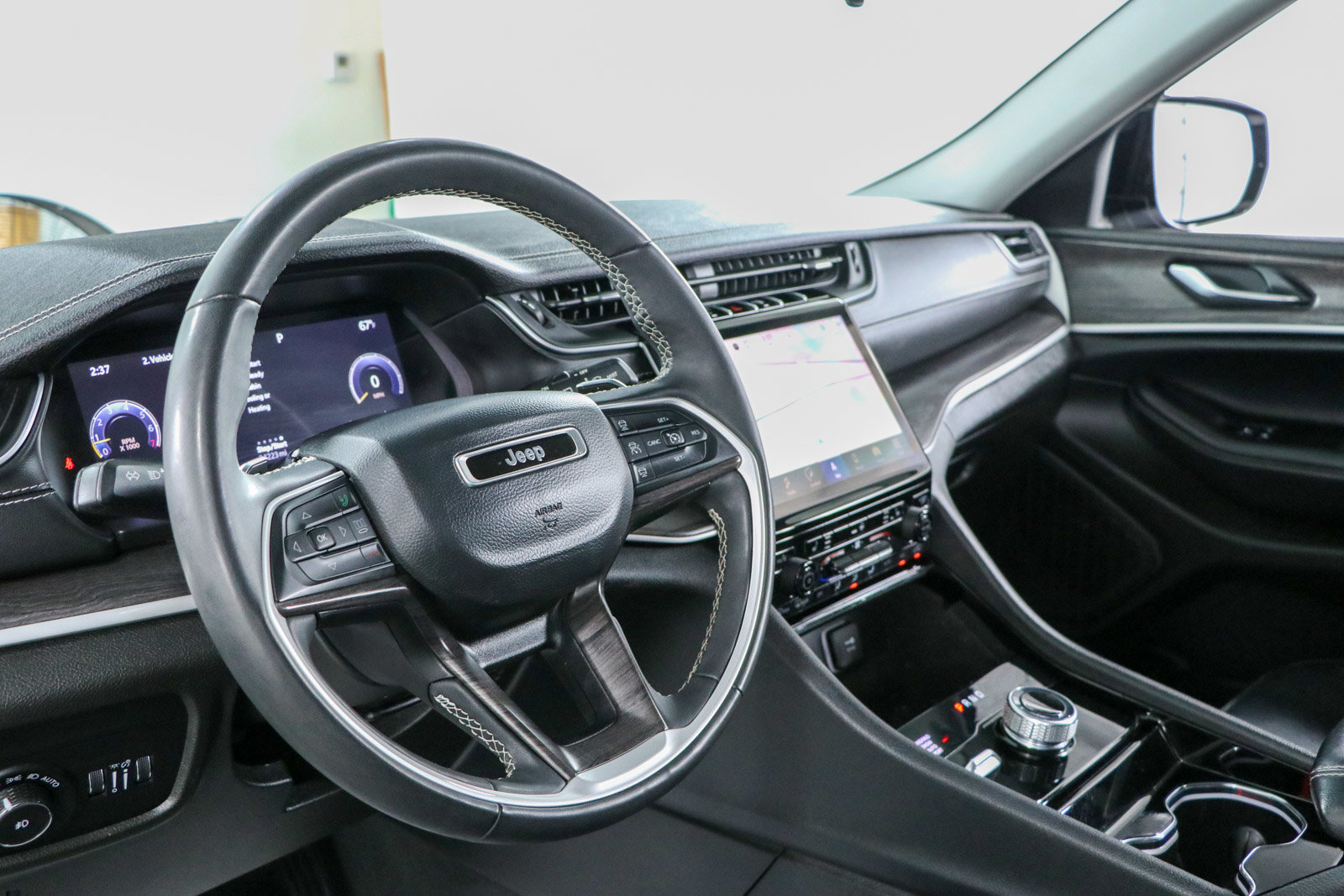 Used 2023 Jeep Grand Cherokee Limited AWD/4WD image 22