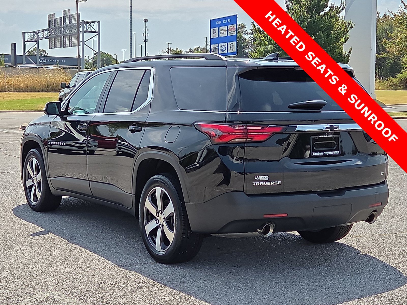 Used 2023 Chevrolet Traverse LT w/ LT Premium Package FWD image 4