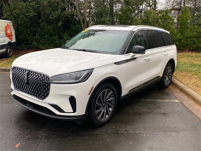 Used 2025 Lincoln Aviator 2WD image 3