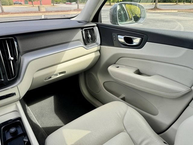 Used 2020 Volvo XC60 T5 Momentum w/ Protection Package Premier image 25