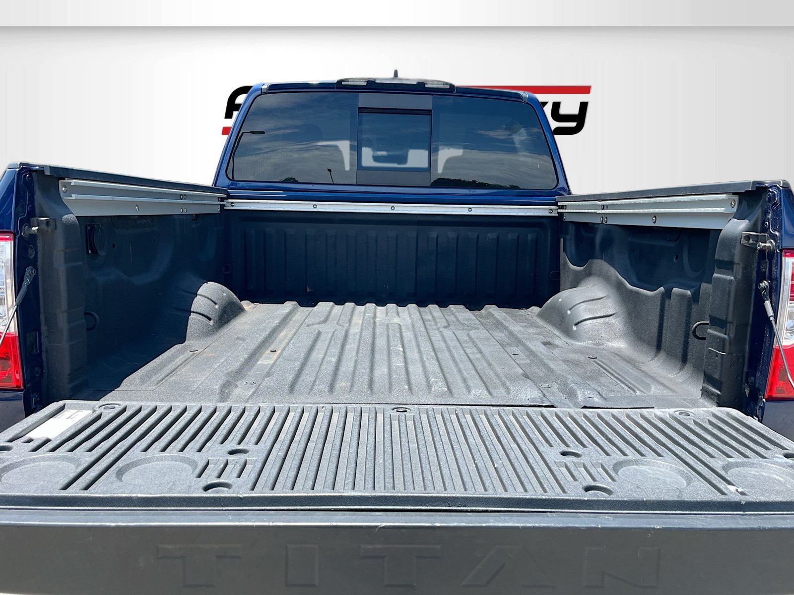 Used 2023 Nissan Titan SV w/ SV Convenience Package RWD image 25