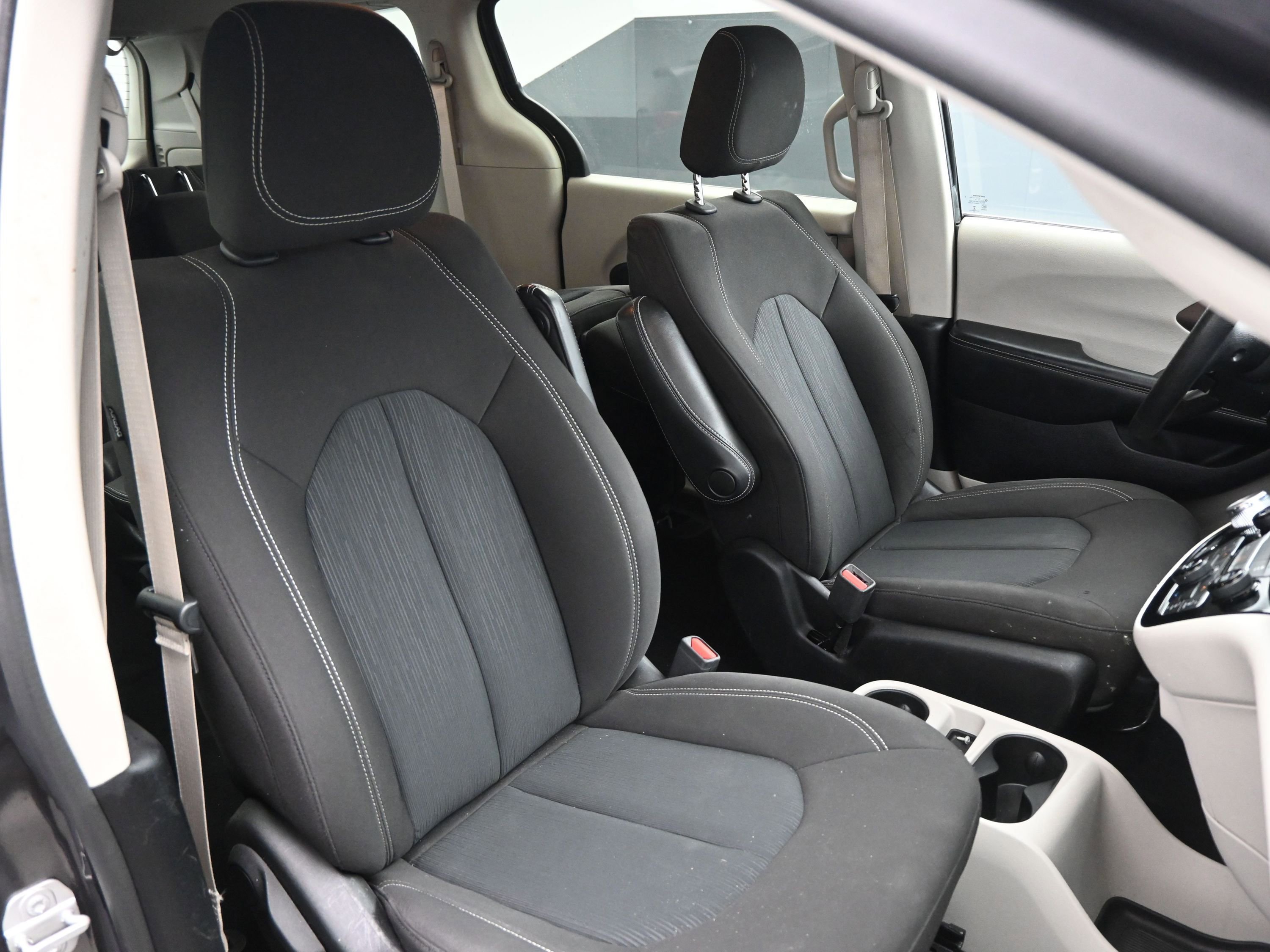 Used 2020 Chrysler Voyager L image 20