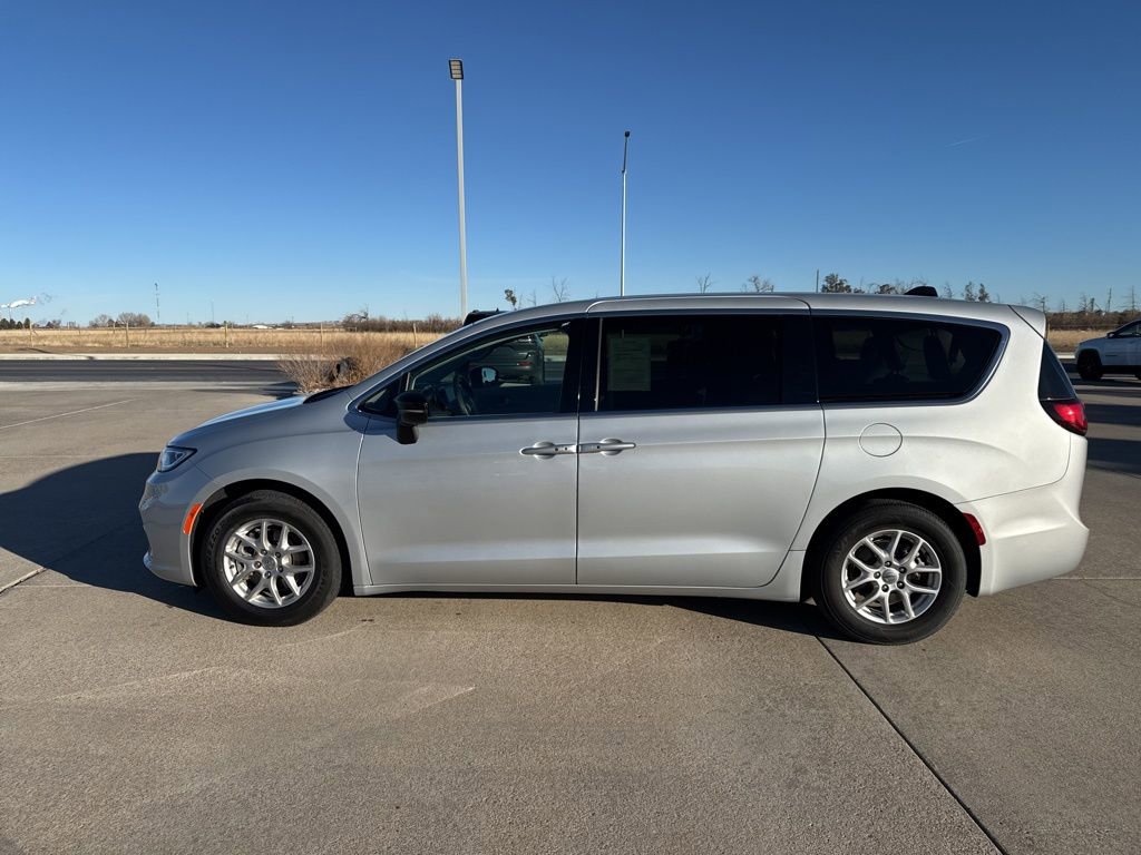 Used 2024 Chrysler Pacifica Touring-L image 2