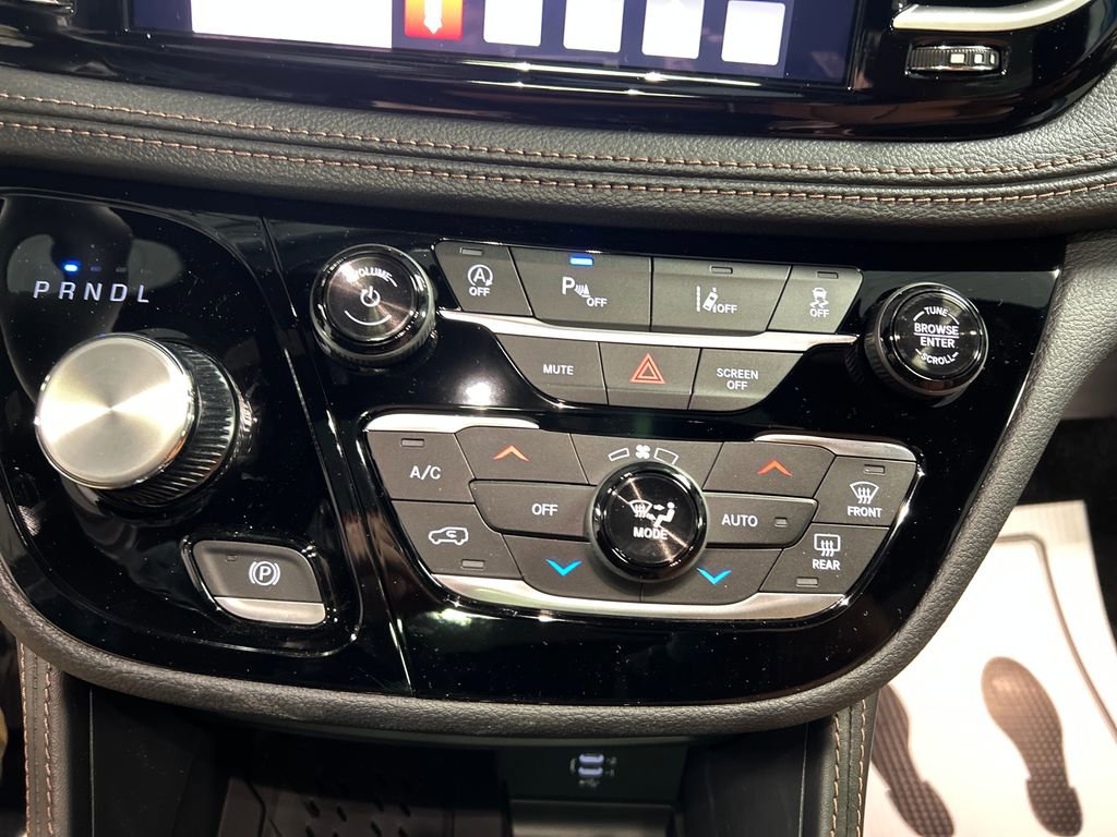 New 2026 Chrysler Pacifica Pinnacle FWD image 17