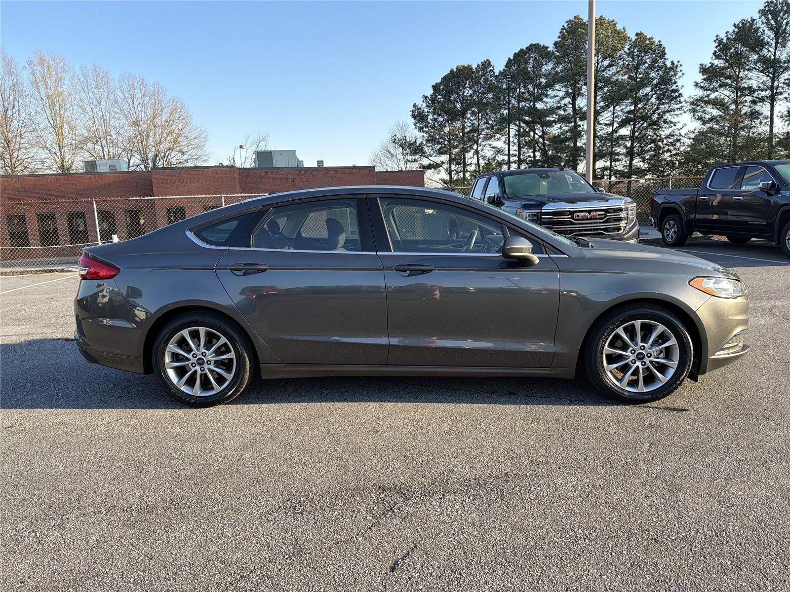 Used 2017 Ford Fusion SE w/ Fusion SE Technology Package image 4