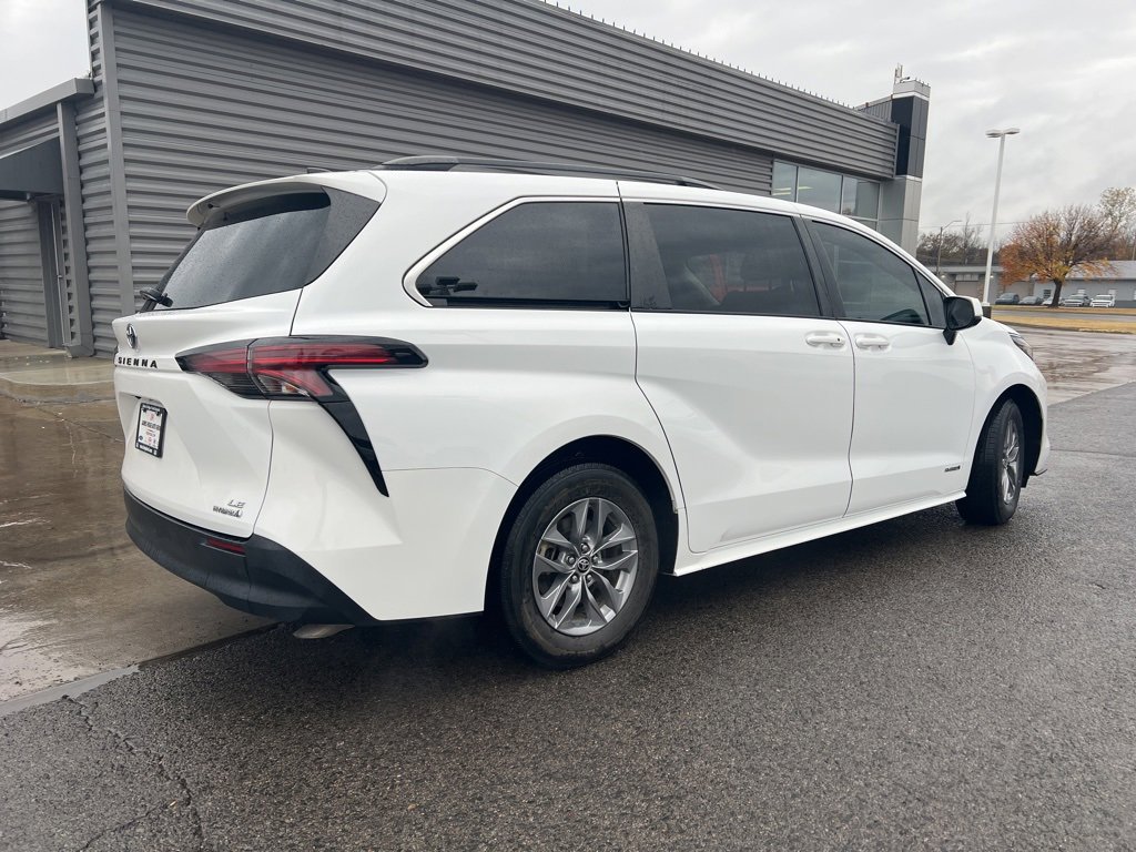 Used 2021 Toyota Sienna LE image 5
