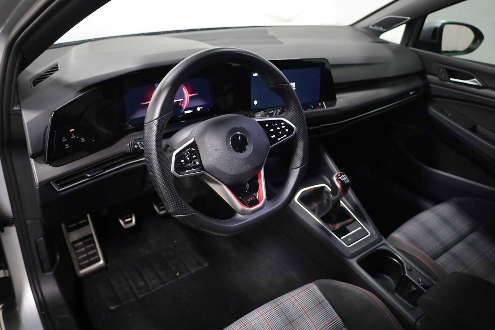 Used 2022 Volkswagen GTI SE image 4