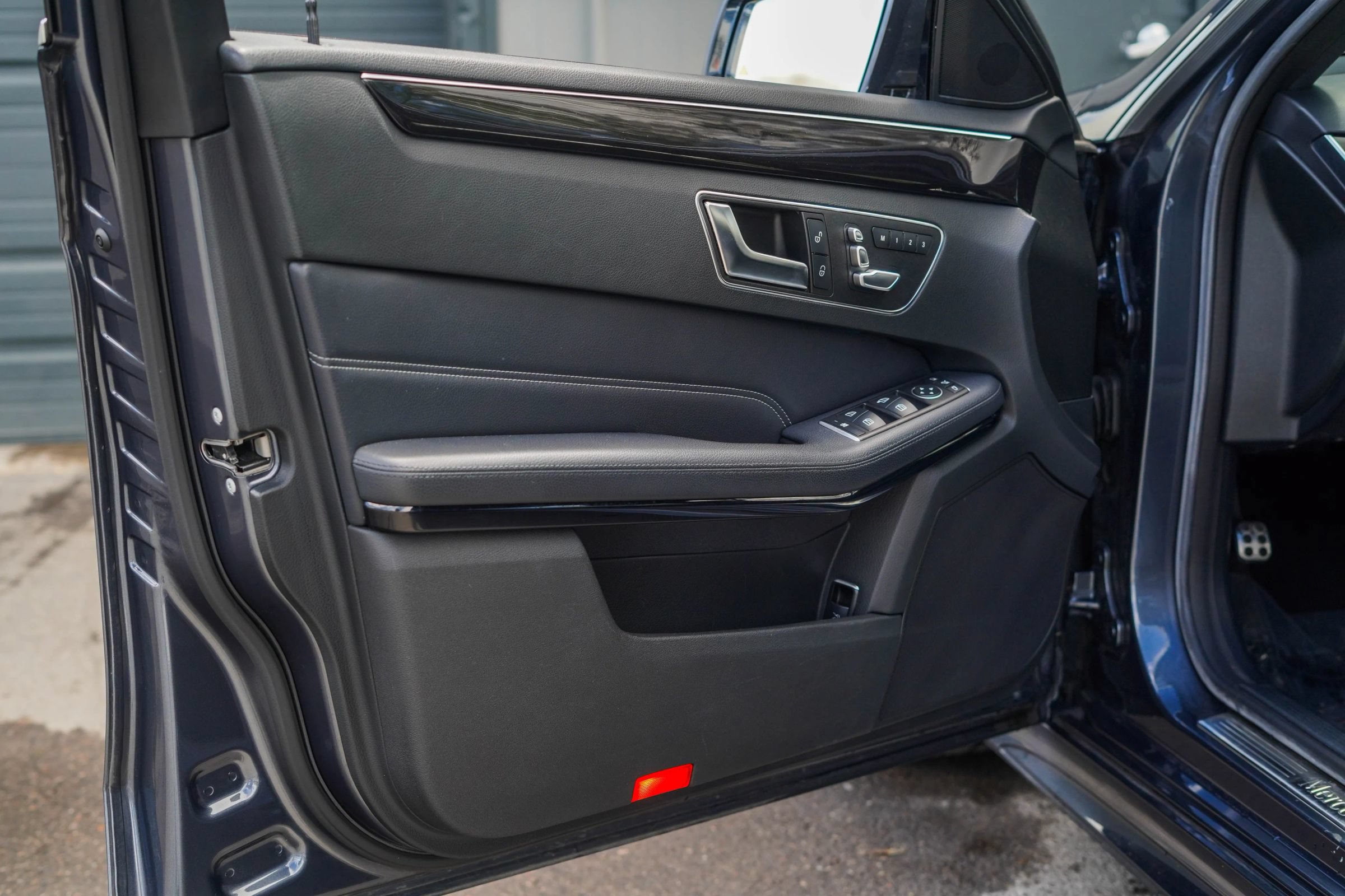 Used 2015 Mercedes-Benz E 250 BlueTEC 4MATIC Sedan image 9