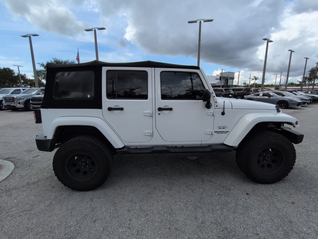 Used 2016 Jeep Wrangler Unlimited Sahara w/ Connectivity Group AWD/4WD image 4