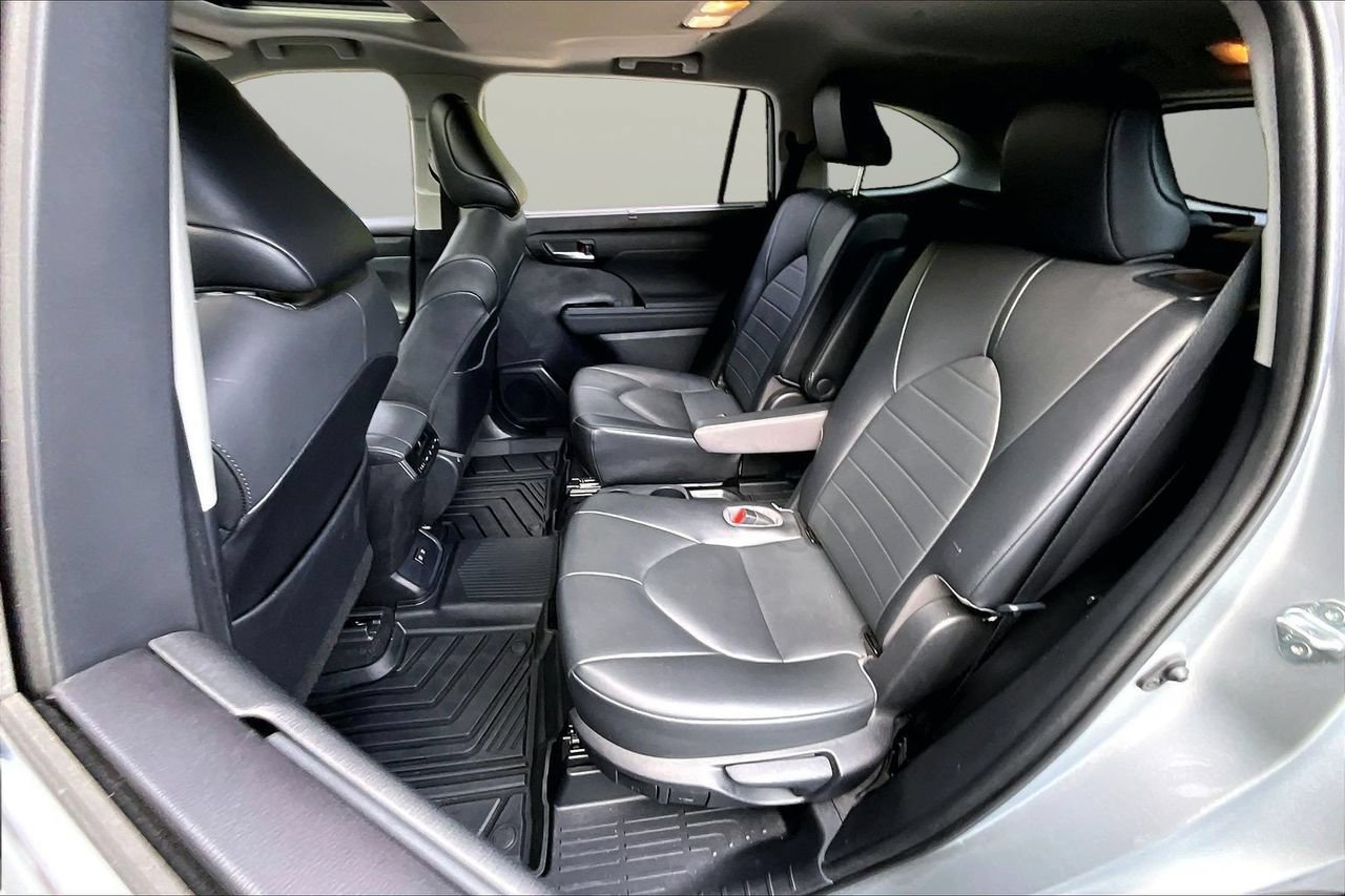 Used 2021 Toyota Highlander XLE FWD image 22