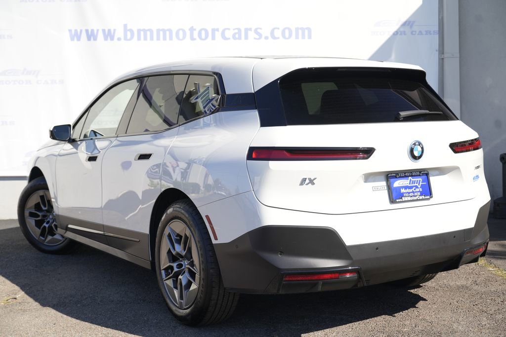 Used 2022 BMW iX xDrive50 w/ Premium Package image 4