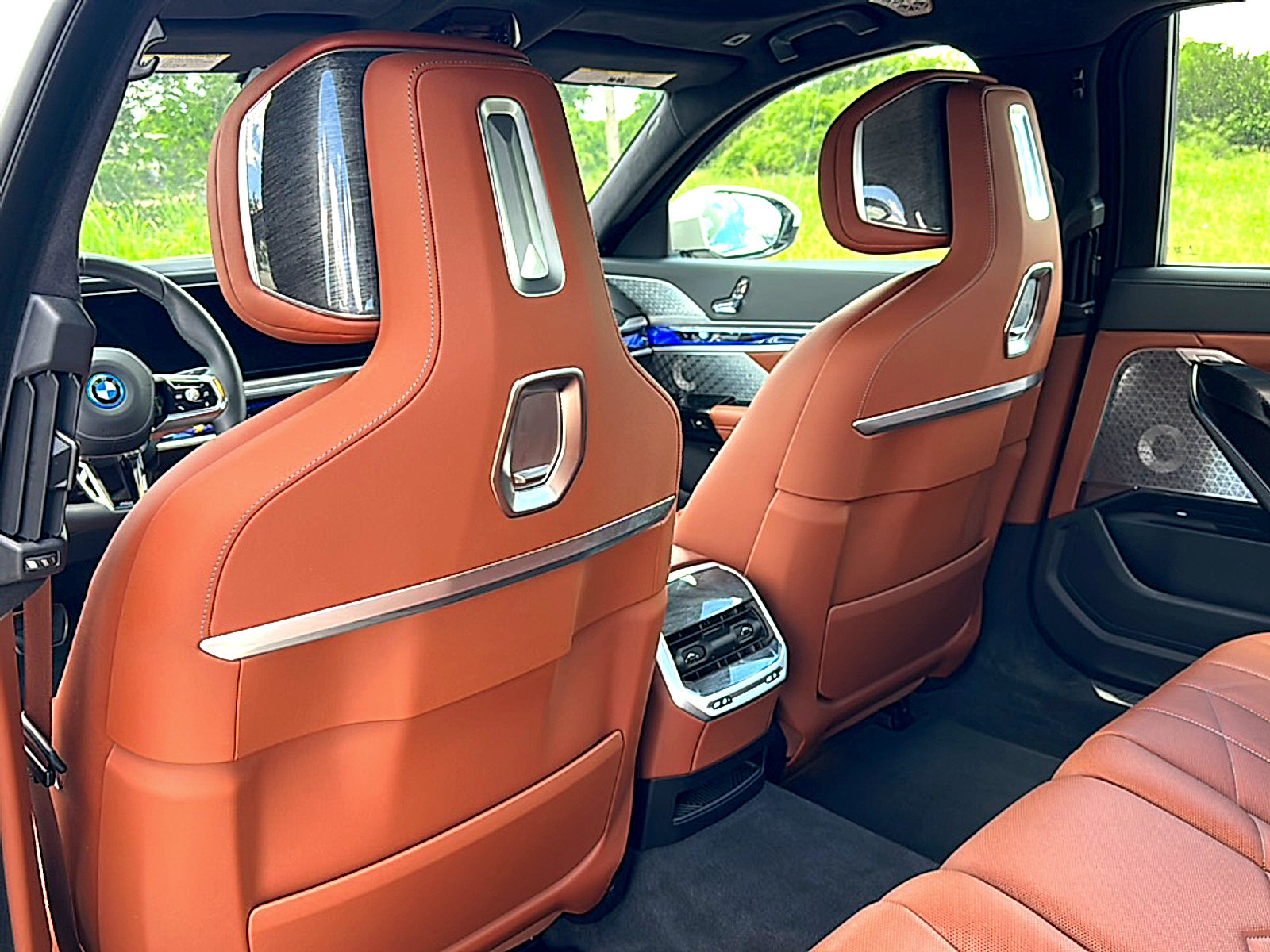 New 2024 BMW i7 xDrive60 w/ Executive Package AWD/4WD image 13