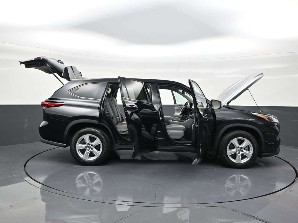 Used 2022 Toyota Highlander L FWD image 30