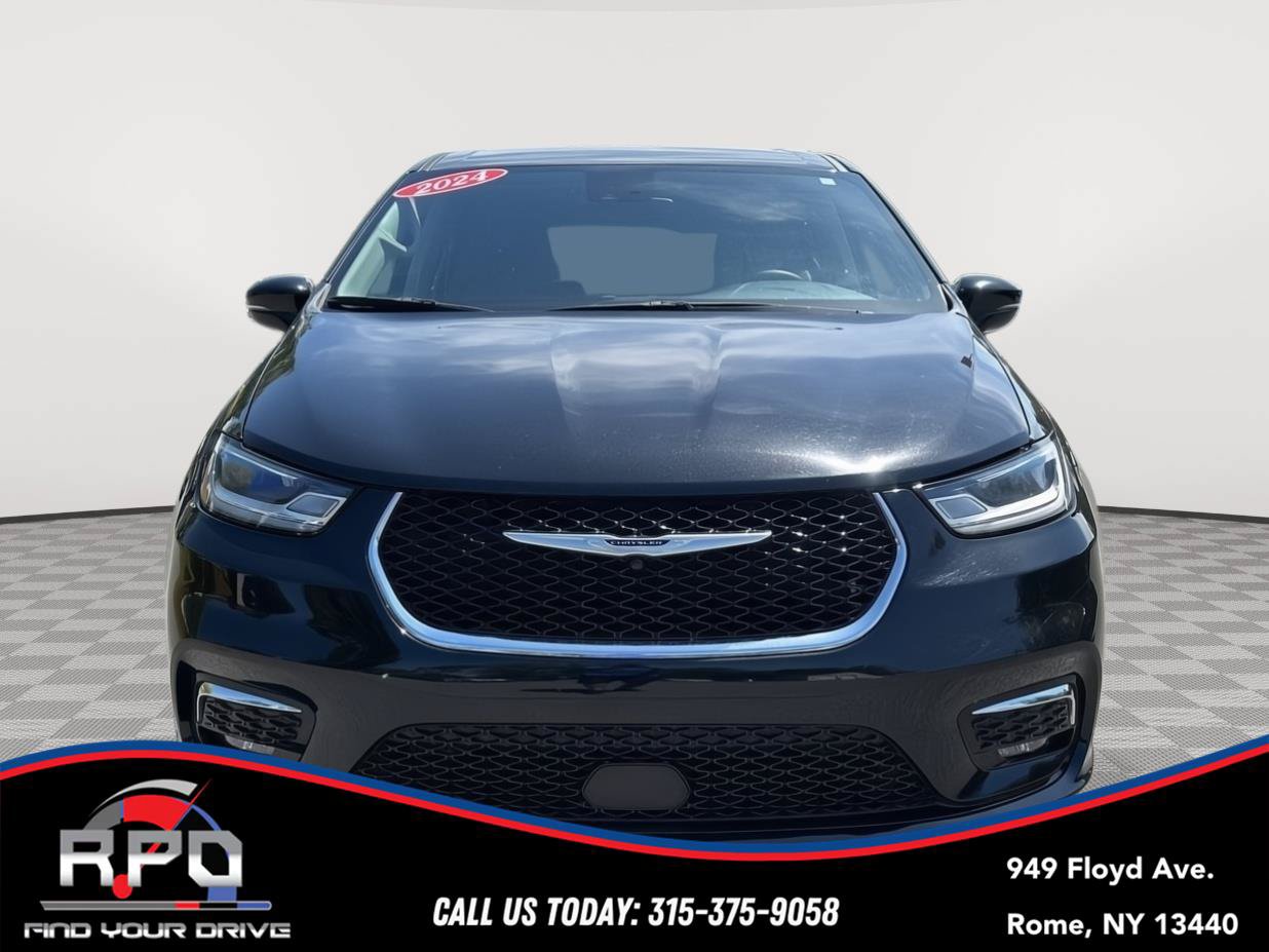 Used 2024 Chrysler Pacifica Touring-L FWD image 8