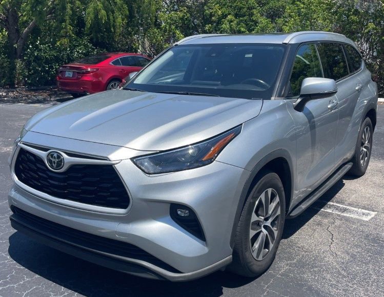 Used 2022 Toyota Highlander XLE FWD image 2