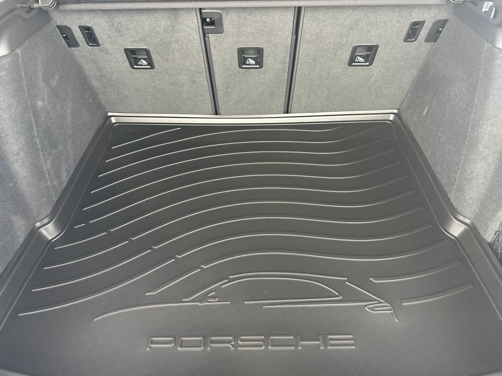 Certified 2025 Porsche Macan AWD/4WD image 17
