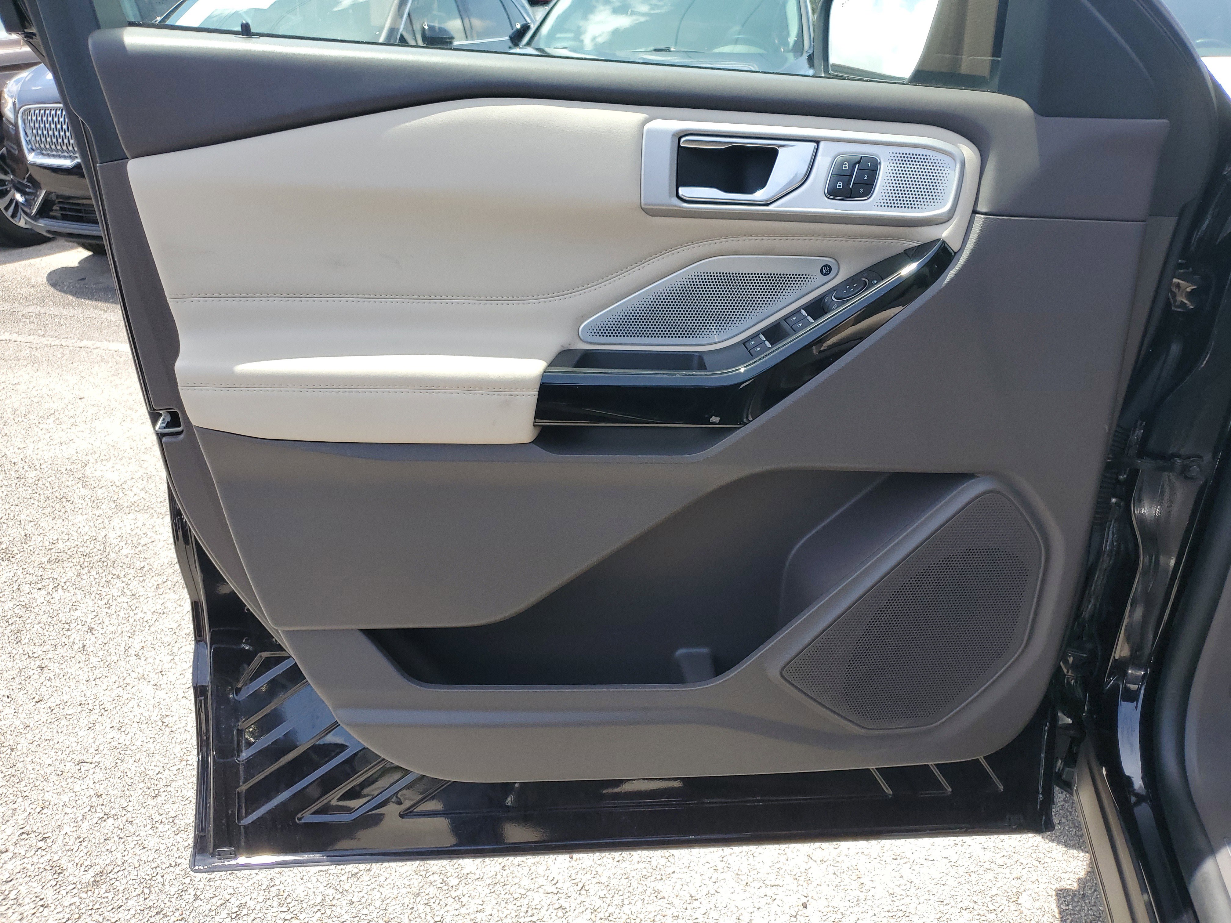 Used 2022 Ford Explorer Platinum w/ Equipment Group 601A image 13