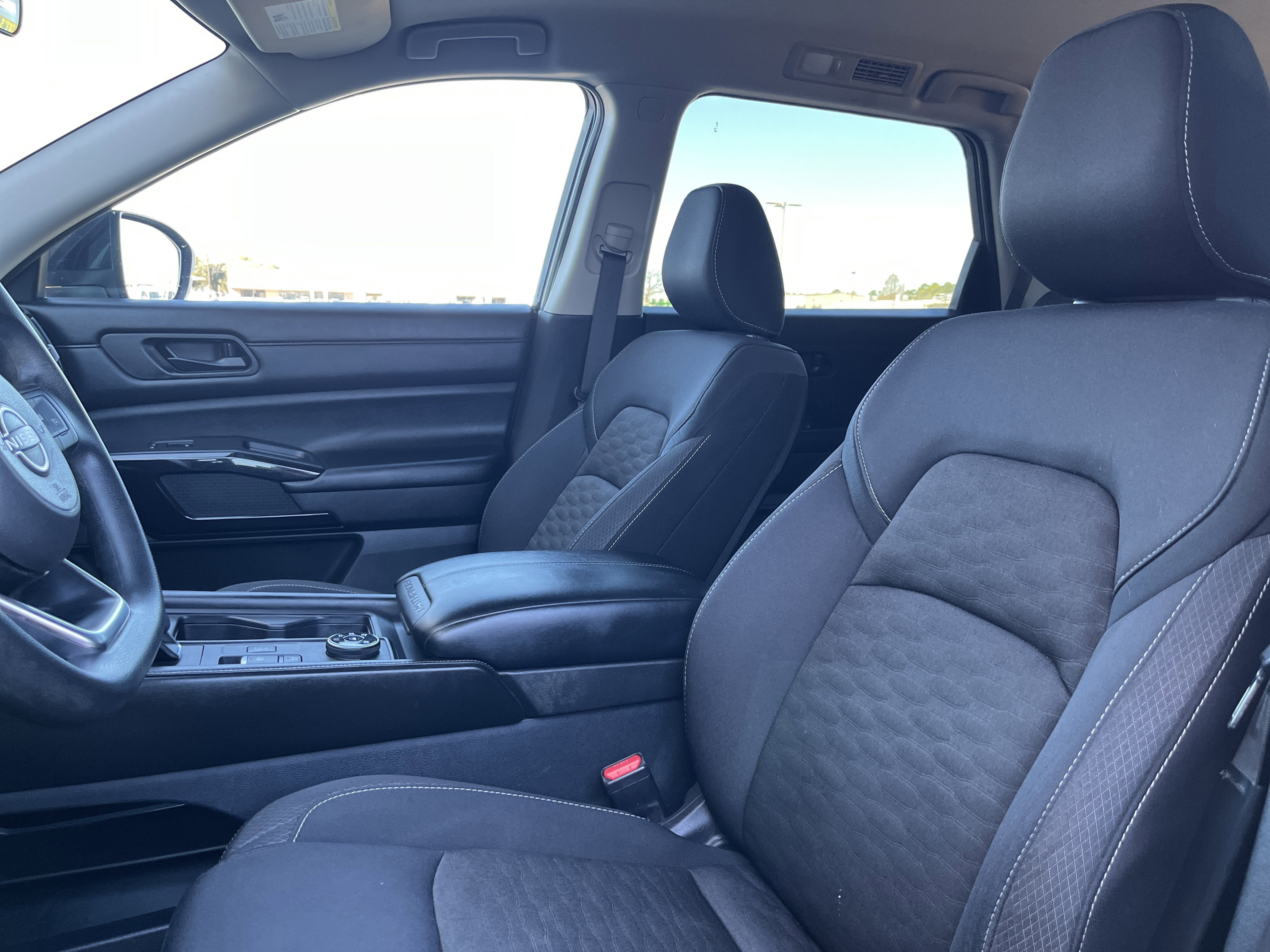 Used 2023 Nissan Pathfinder S image 9