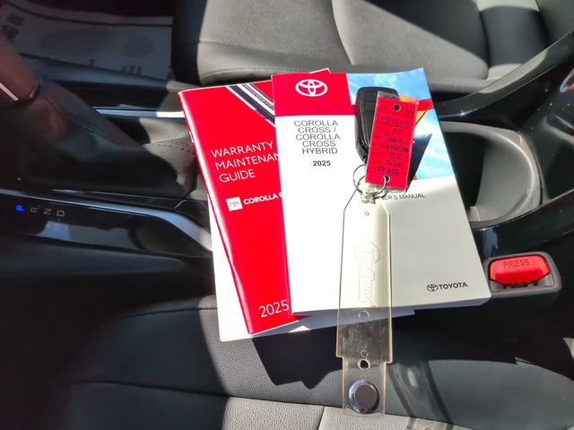 Certified 2025 Toyota Corolla Cross XLE FWD image 7
