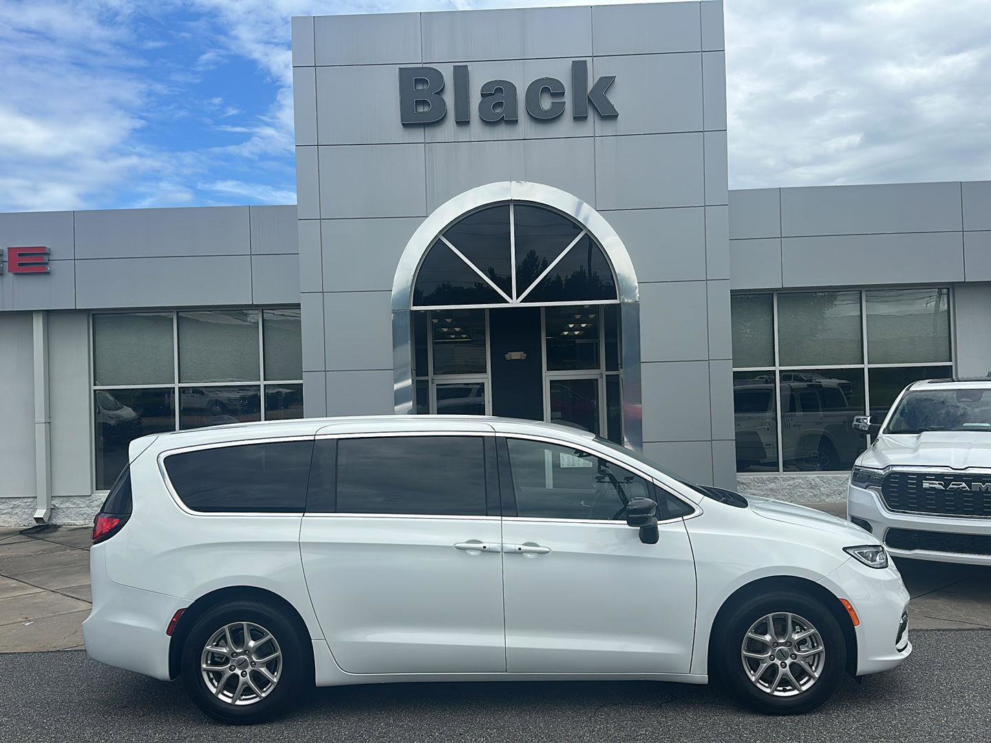 Used 2025 Chrysler Pacifica Select image 3