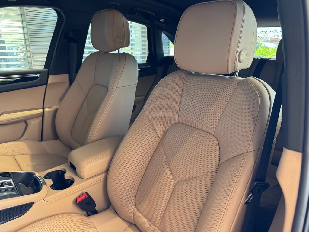 Certified 2026 Porsche Macan AWD/4WD image 5
