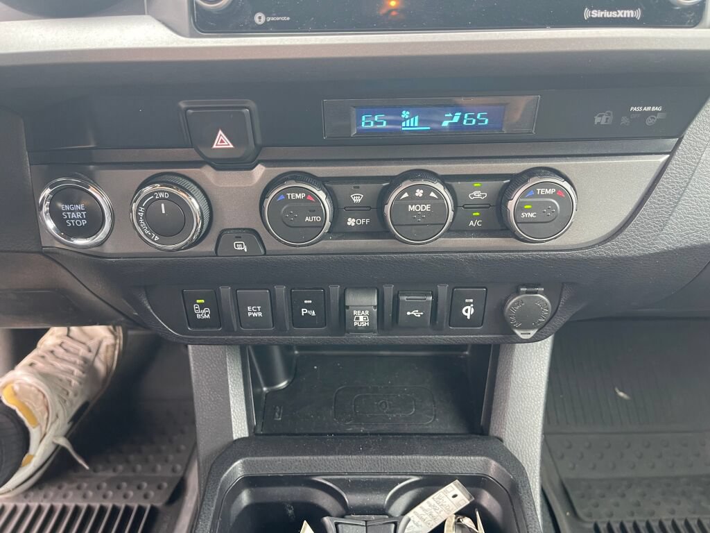 Used 2022 Toyota Tacoma TRD Off-Road w/ Technology Package AWD/4WD image 11