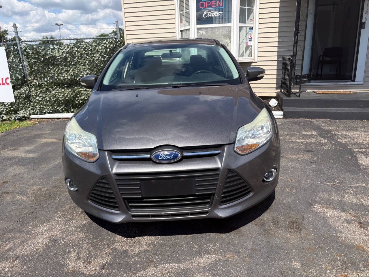 Used 2014 Ford Focus SE w/ SE Sport Package FWD image 4