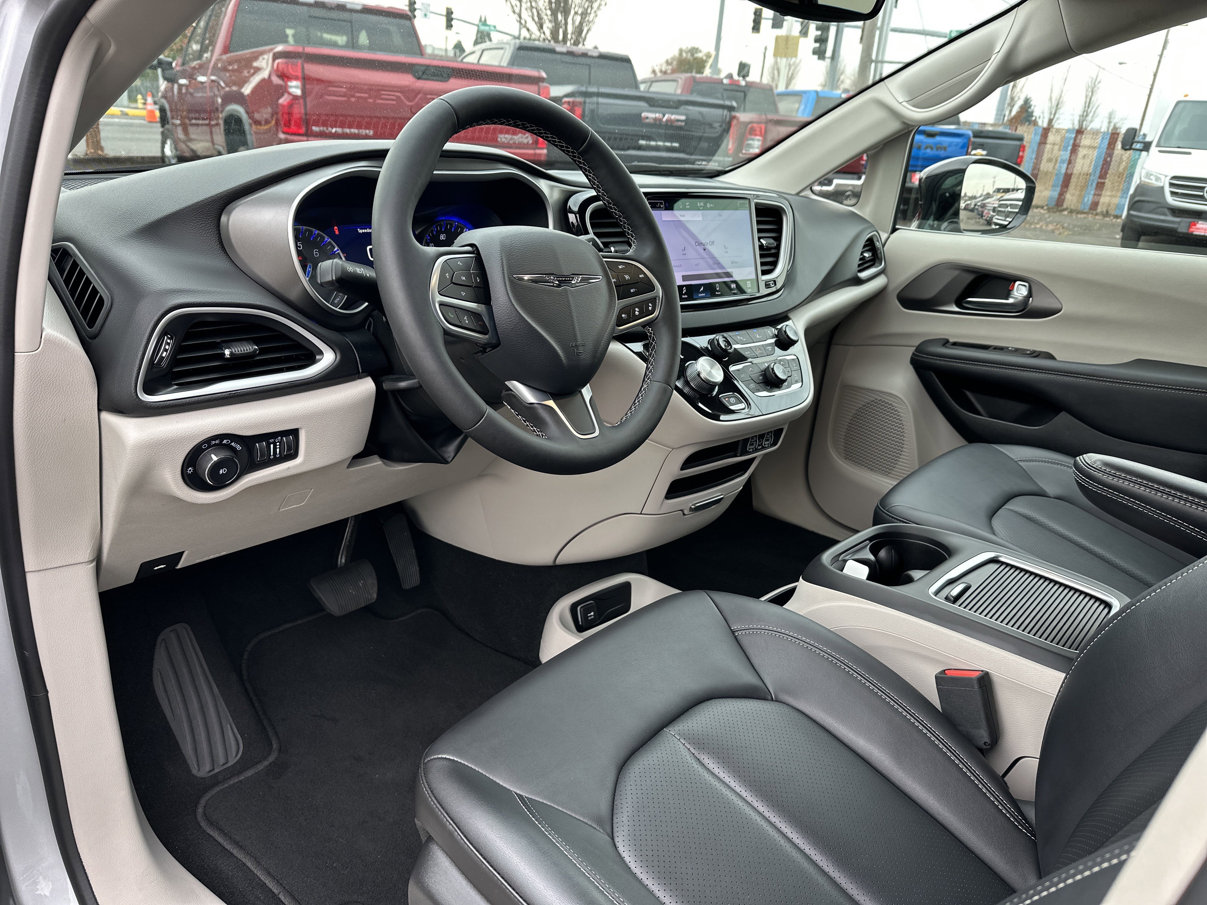 Used 2024 Chrysler Pacifica Touring-L image 9