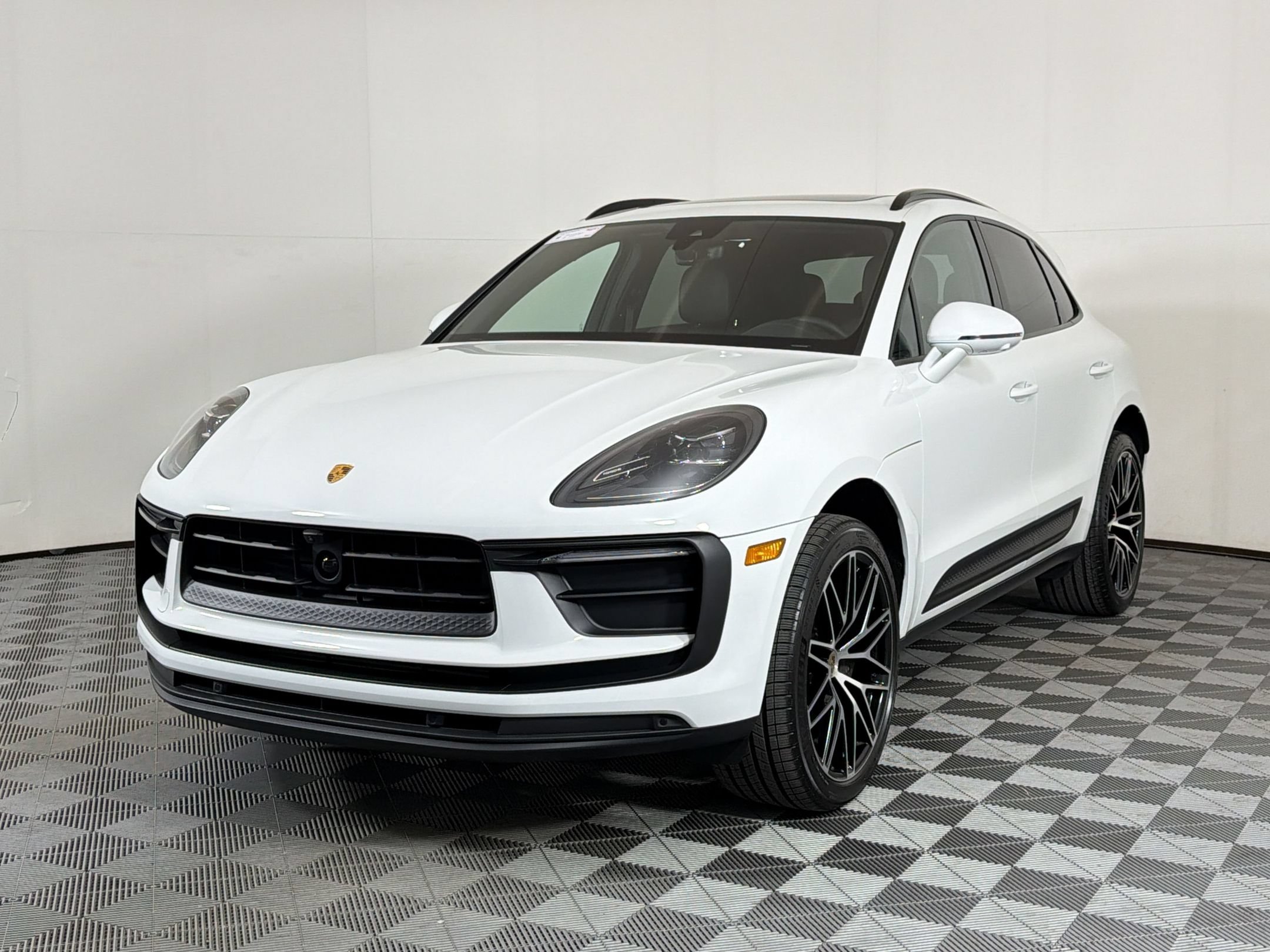 Certified 2026 Porsche Macan AWD/4WD image 1