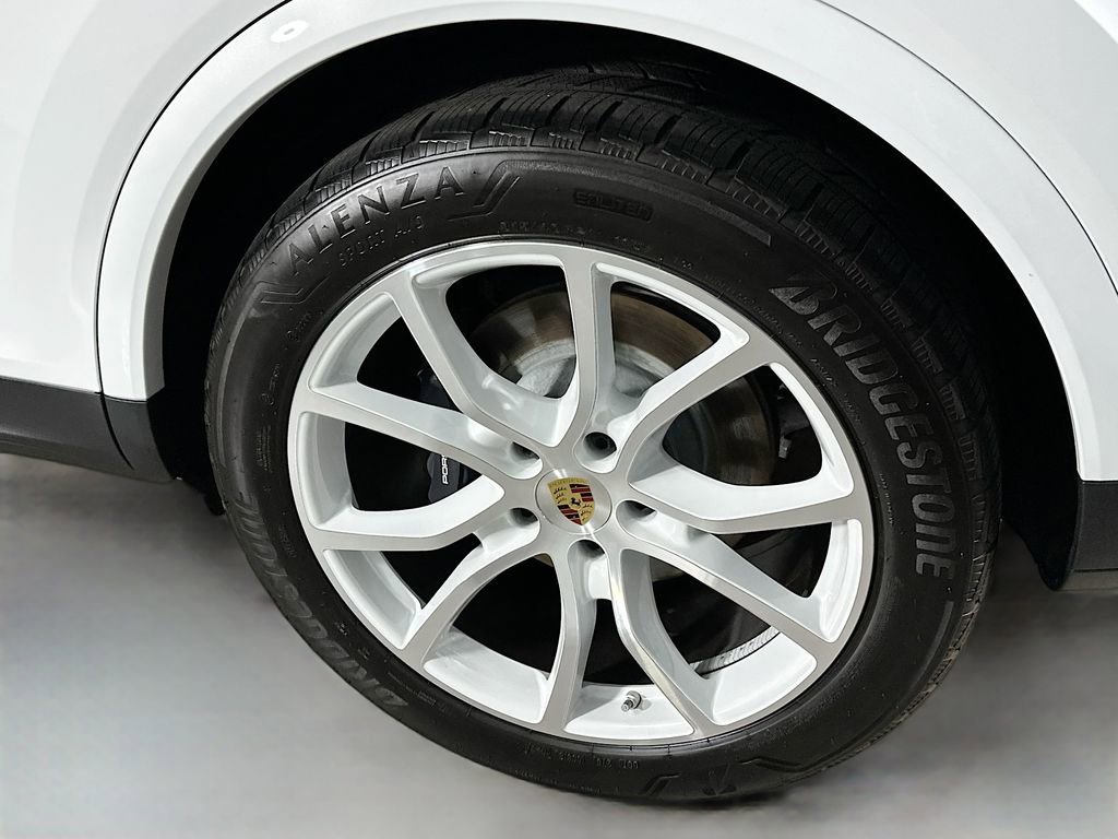 Certified 2024 Porsche Cayenne AWD/4WD image 33