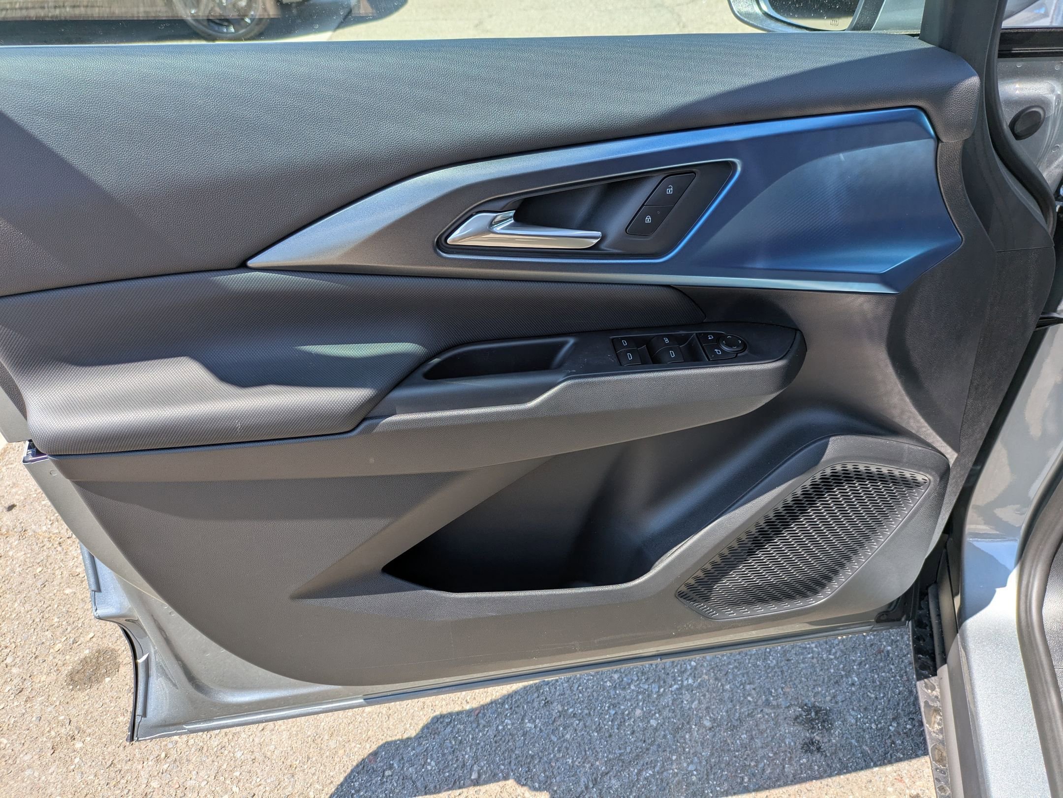 Used 2026 Chevrolet Equinox EV LT image 25