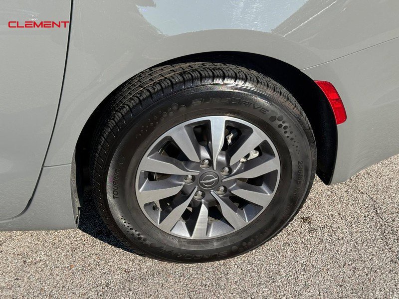 Used 2022 Chrysler Pacifica Touring-L FWD image 4