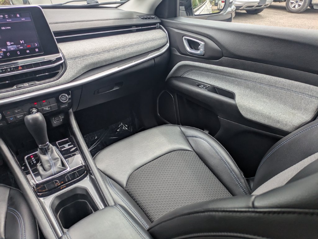 Used 2022 Jeep Compass Latitude FWD image 15