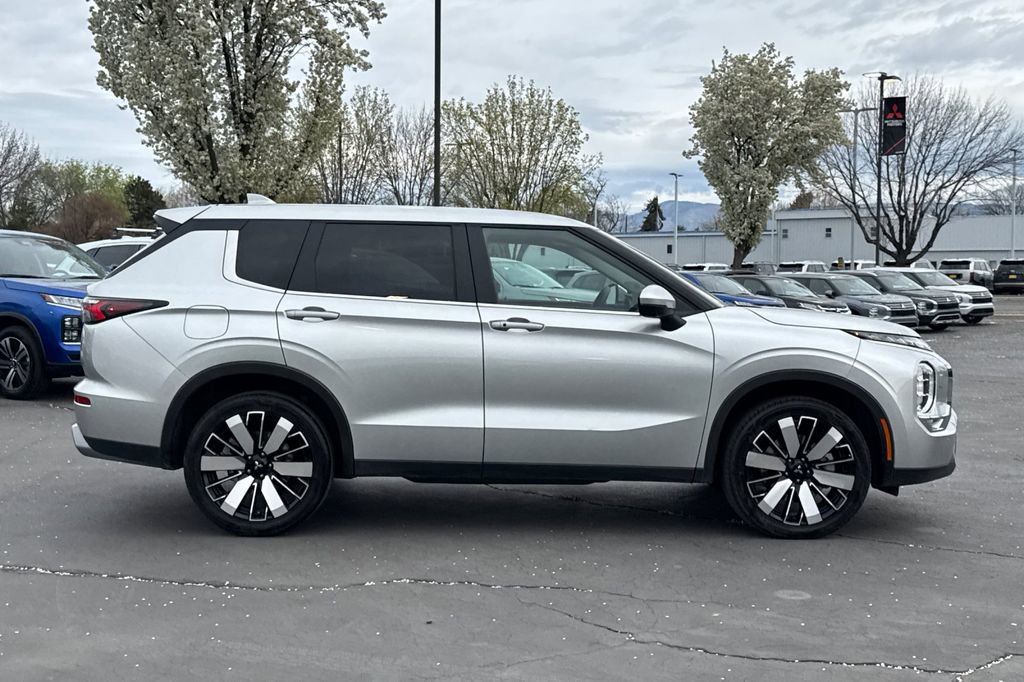 Used 2025 Mitsubishi Outlander SE AWD/4WD image 3