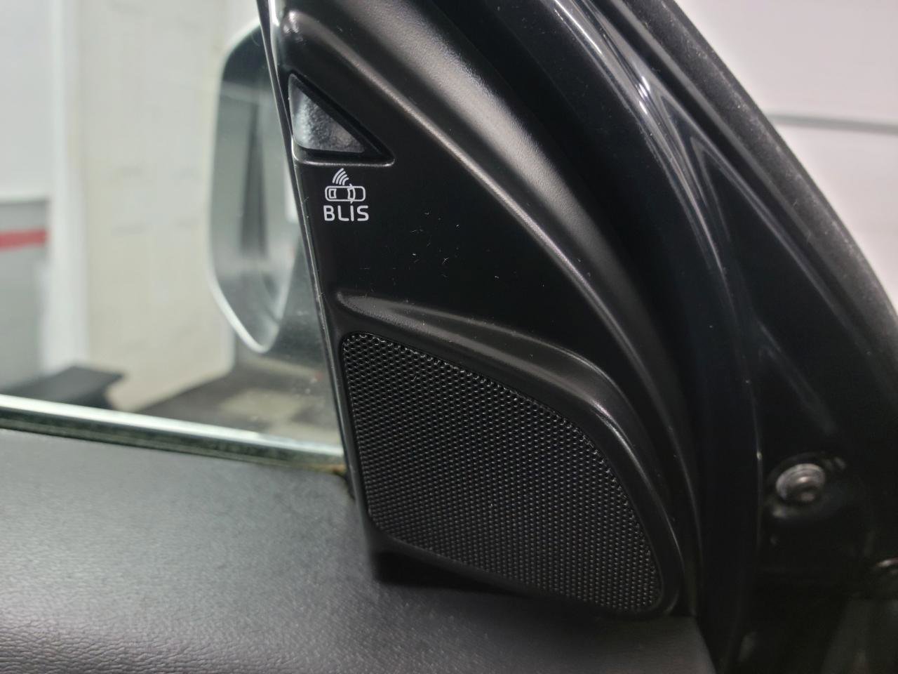 Used 2015 Volvo XC60 T6 w/ Proximity Package image 24