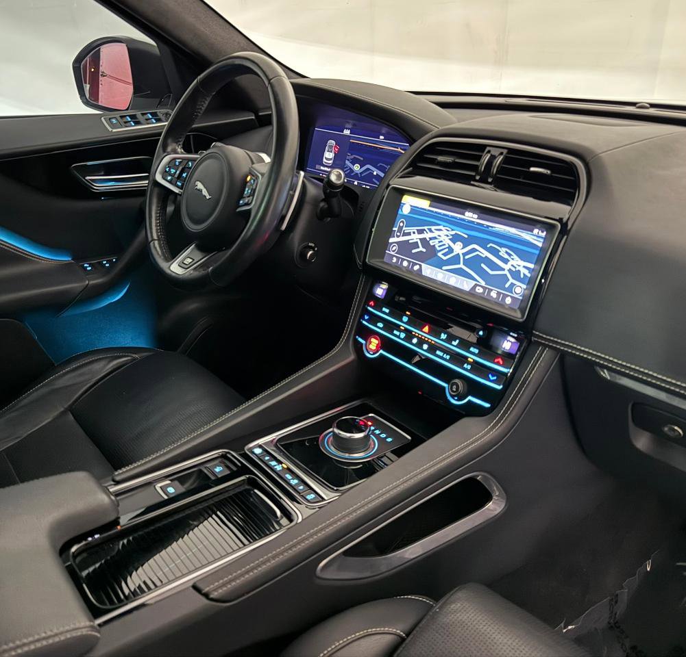 Used 2019 Jaguar F-PACE R-Sport image 30