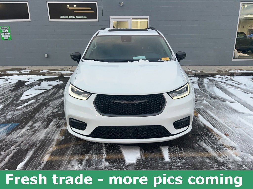 Used 2024 Chrysler Pacifica Touring-L w/ Road Tripper Package image 2